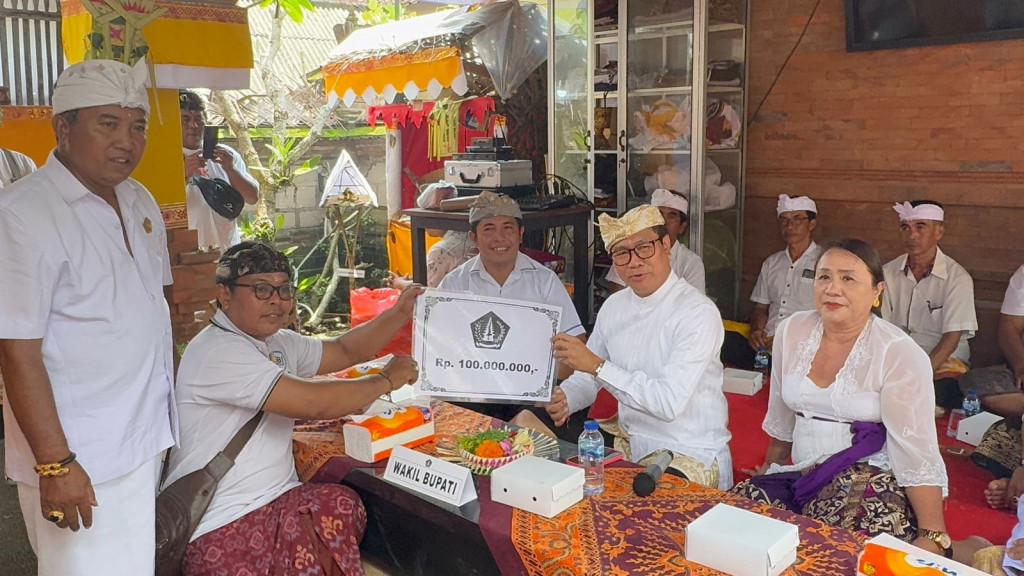 Perbekel Darmasaba menghadiri Karya Ngenteg Linggih Pura Taman Suci Desa Adat Tegal Desa Darmasaba